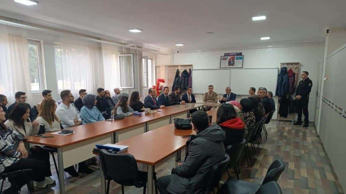 Bitlis İl Jandarma Komutanı ve Yardımcıları ile Milli Eğitim Müdürümüz, İlçe Milli Eğitim Müdürümüz ve Şube Müdürlerimizin Okulumuza Ziyaretleri